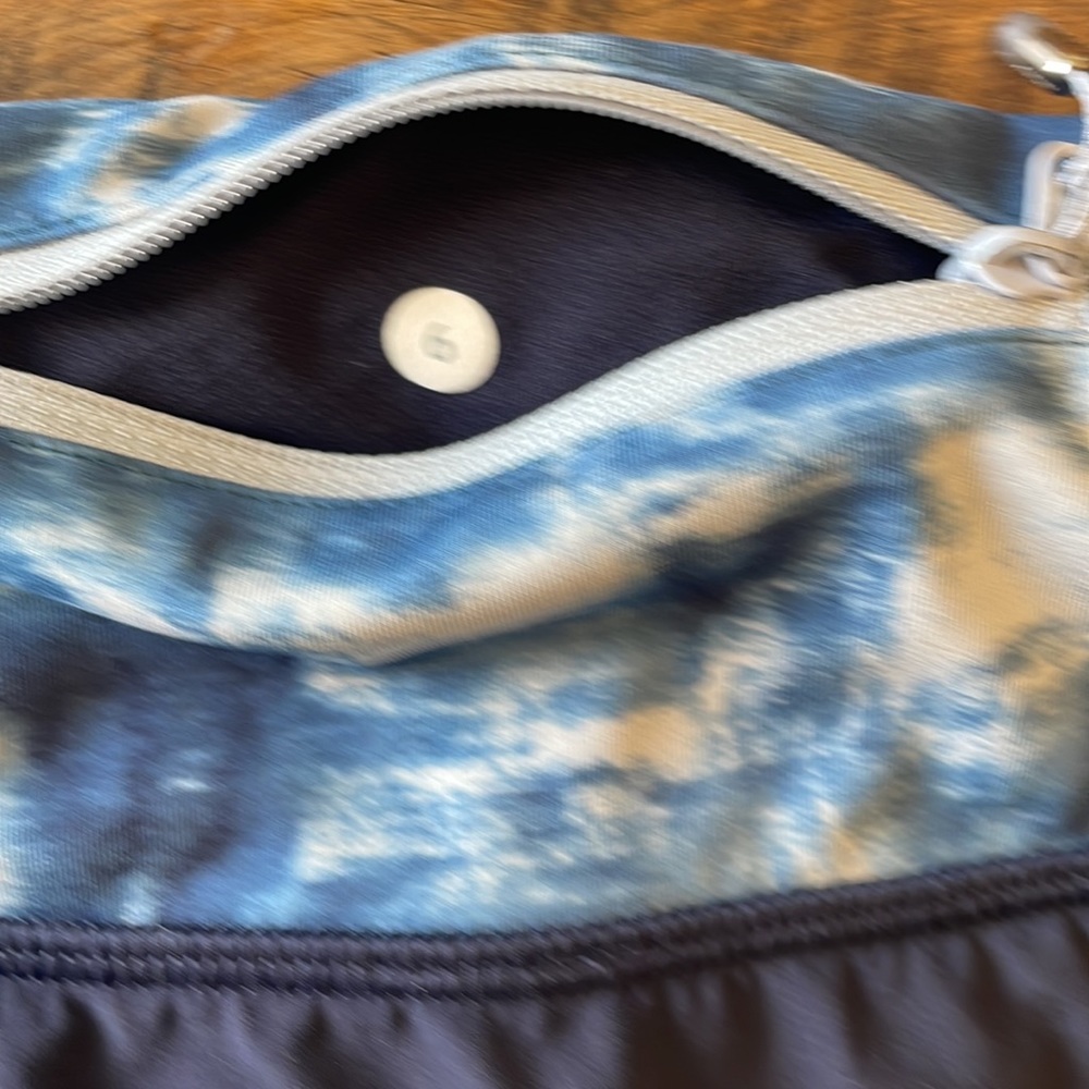 Lululemon Size 6 Shorts - Picture 6 of 9